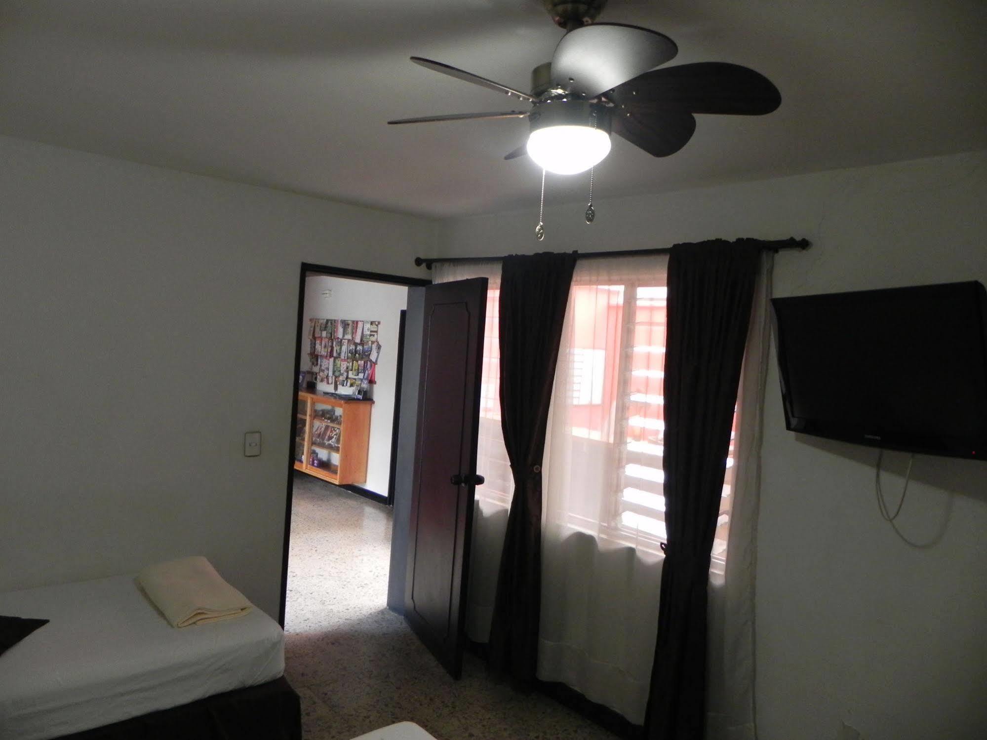 מדיין Hostal Tamarindo Inn מראה חיצוני תמונה