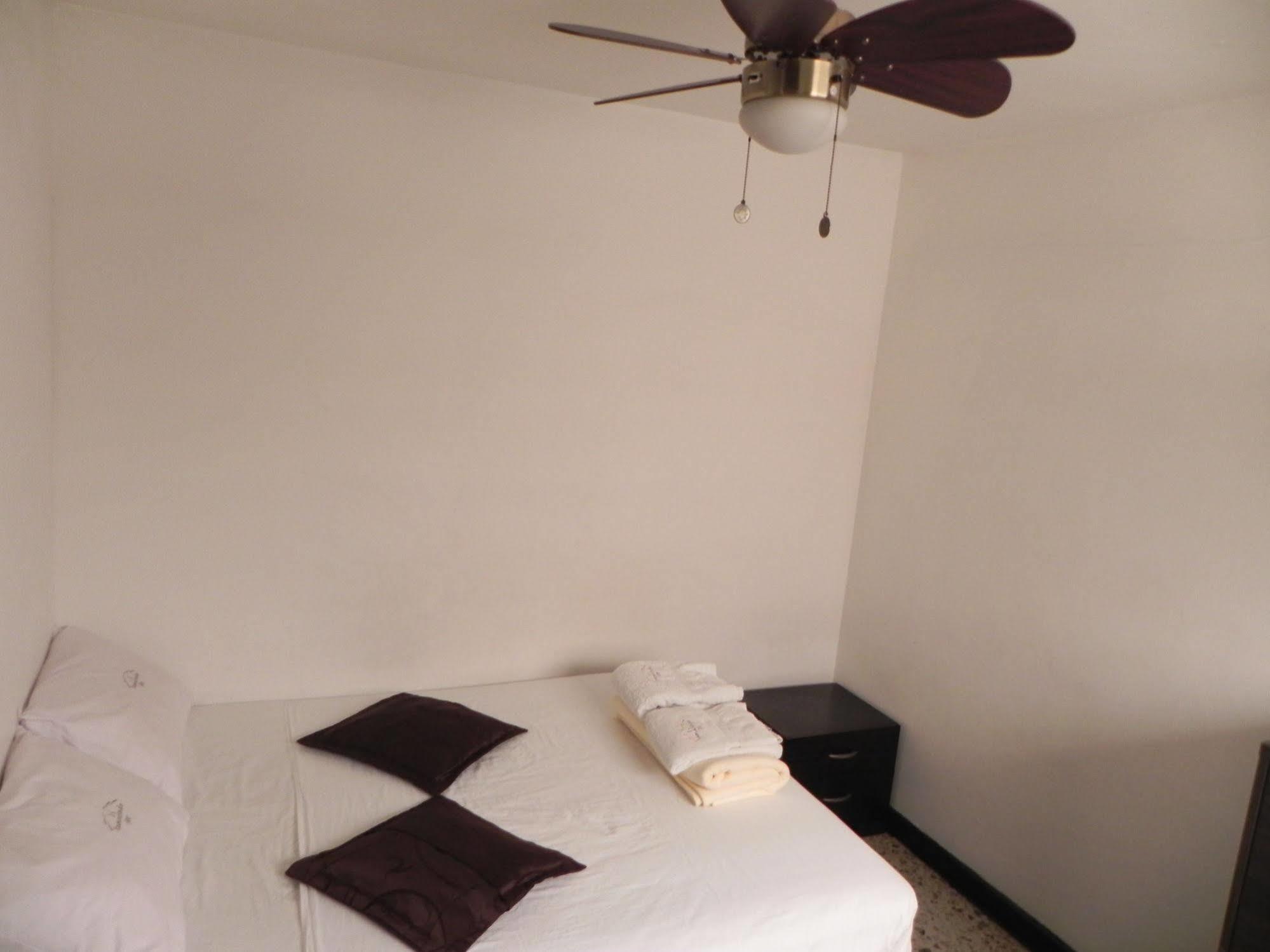 מדיין Hostal Tamarindo Inn מראה חיצוני תמונה